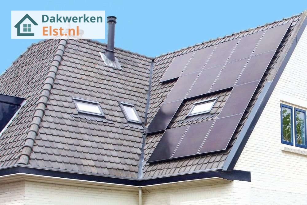 Dakpannen met zonnepanelen en kilgoot