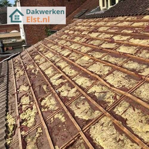 Oude dakisolatie verwijderen en nieuwe plaatsen Oude dakisolatie verwijderen en nieuwe plaatsen