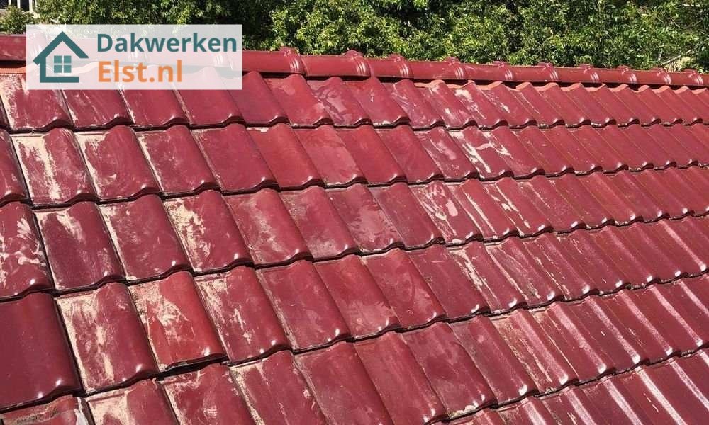 Rood pannendak aangelegd door dakdekker Rood pannendak aangelegd door dakdekker
